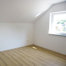 NEUBAU!! 3 Zi OG WHG, MIT GARTEN UND BALKON IN EINEM KW55 HAUS, IN TETTENWEIS ZU VERMIETEN!!!