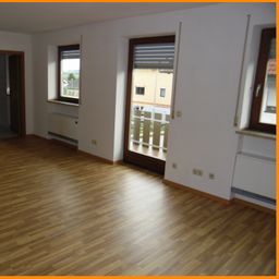 SUPER TOLLE 4 ZIMMERWOHNUNG MIT GROßEM BALKON UND STELLPLATZ GÜNSTIG IN SCHÖLLNACH  ZU VERMIETEN!!!!