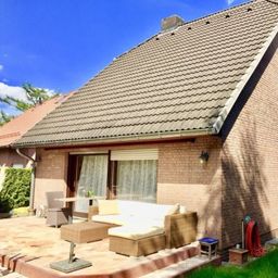 Sonniges Einfamilienhaus mit grosser Terrasse in zentraler Lage. Für den Landeanflug Ihrer Freunde.