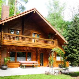 Erstbezug nach Sanierung !
Herrliches Haus im Blockhausstil  in ruhiger Lage