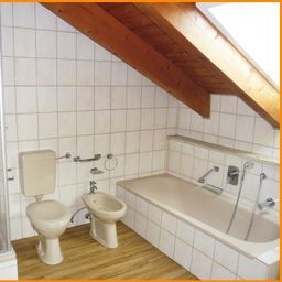 FÜR PÄRCHEN!! GEMÜTLICHE DG-WHG MIT BALKON UND STELLPLATZ IN SCHÖLLNACH ZU VERMIETEN !!!