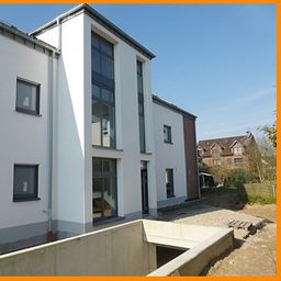 **Neubau-Dachgeschoß-Wohnung, Wohnfläche 93 m², Balkon, hochwertige Einbauküche, Aufzug und Tiefgarage**