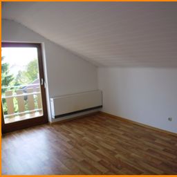 FÜR SINGLES!!! SCHÖNE 2 Zi. DG-WOHNUNG MIT BALKON, GÜNSTIG IN SCHÖLLNACH ZU VERMIETEN!!!