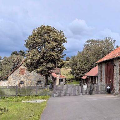 Resthof mit idyllischem Bachlauf auf 3,5 ha zu verkaufen