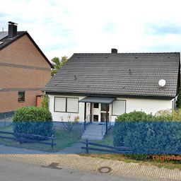 Freistehend und Renovierungsbedürftig! Charmantes Einfamilienhaus mit viel Potenzial und Garage..