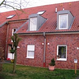 Reihenendhaus in gepflegtem Wohngebiet mit Blick auf Wiesen und Felder