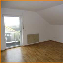 SUPER SCHÖNE 2 Zi. DG-WHG, MIT GANZ VIEL PLATZ UND BALKON, IM SCHÖNEN NAMMERING ZU VERMIETEN!!!!