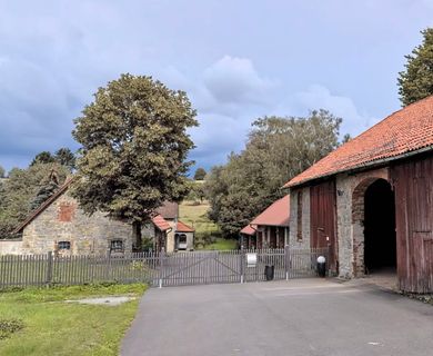 Resthof mit idyllischem Bachlauf auf 3,5 ha zu verkaufen