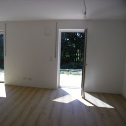 NEUBAU!! 3 Zi EG WHG, MIT GARTEN UND TERRASSE IN EINEM KW55 HAUS, IN TETTENWEIS ZU VERMIETEN!!!