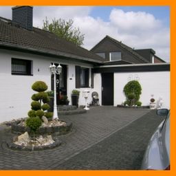 *DAS GLÜCK HAT EIN ZUHAUSE* ! Freistehender Bungalow mit Garage und viel Grün auf großem Grundstück.