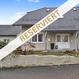 Exklusives Wohnen: Großzügiges Einfamilienhaus mit Garage und liebevollen romantischen Garten!