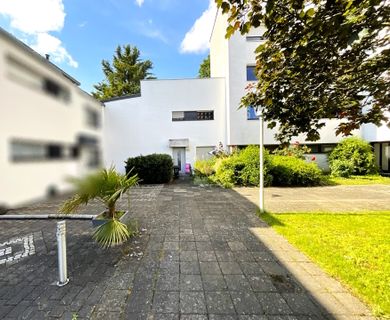 Muss man gesehen haben!
Ansprechendes Haus in begehrtem Umfeld, mit Tiefgaragenplatz und Potential!