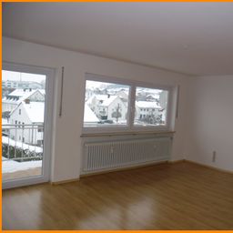 FÜR FAMILIEN! GROßE 4 Zi WHG, MIT BALKON, GARAGE IN ABSOLUTER RUHELAGE, IN SCHÖLLNACH ZU VERMIETEN!!