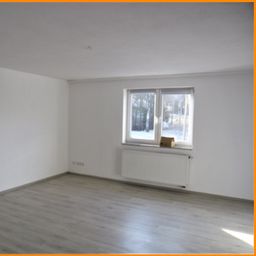 VIEL PLATZ UND RUHE!! KLASSE 3 Zi WHG MIT 110qm, GARAGE+BALKON, IN NEUKIRCHEN v. WALD ZU VERMIETEN!!