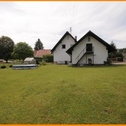 Einfamilienhaus mit Doppelgarage und Pool in Walkertshofen