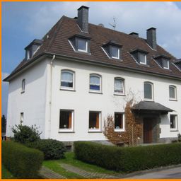 ***Schöne Dachwohnung mit Kaminanschluss, eigener Garage und Garten***