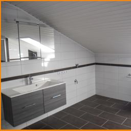 TOLLE NEU SANIERTE 4 Zi DG.-WHG 85qm, MIT BALKON IN ABSOLUTER RUHELAGE; IN RUDERTING ZU VERMIETEN!!!