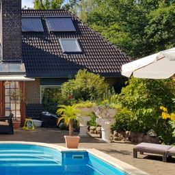 Sichern Sie sich eine der schönsten Immobilien in
Hermsdorf und das ganze Jahr Urlaub !