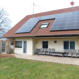 VERKAUFT : Zweifamilienhaus am Ortsrand mit PV-Anlage